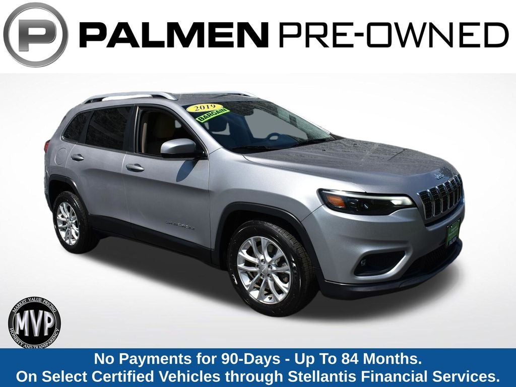 2019 Jeep Cherokee Latitude in Billet Silver Metallic Clearcoat — front three-quarter view